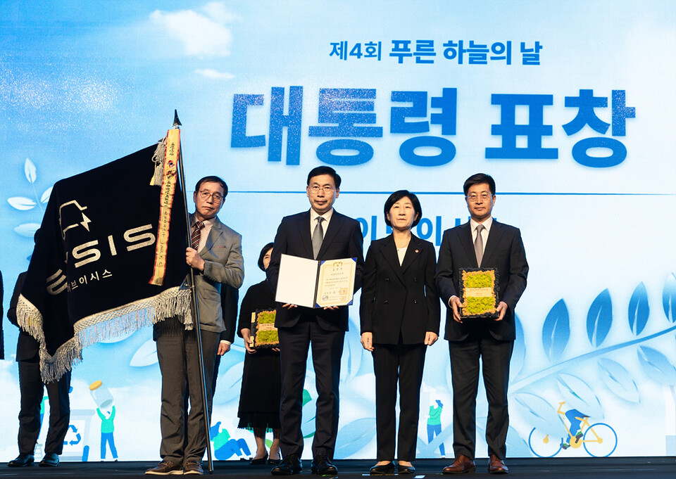 ▲롯데정보통신 자회사 EVSIS가 대기 환경 개선 기여에 대한 공로를 인정받아 ‘제4회 푸른 하늘의 날’을 맞아 지난 7일 대통령 표창을 받았다. (왼쪽부터) 장성래 EVSIS 팀장, 오영식 EVSIS 대표이사, 한화진 환경부 장관, 유주석 EVSIS 부문장. ⓒ롯데정보통신
