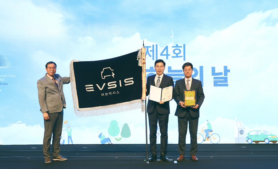 ▲(왼쪽부터) 장성래 EVSIS 팀장, 오영식 EVSIS 대표이사, 유주석 EVSIS 부문장. ⓒ롯데정보통신