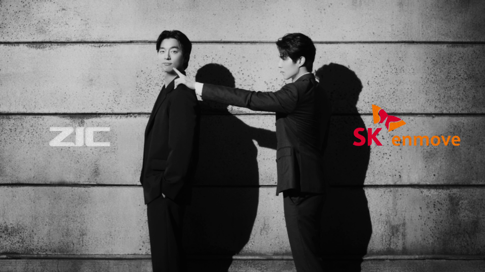 ▲배우 공유(왼쪽)와 이동욱이 ZIC, SK엔무브를 대표하는 모델로 출연한 SK엔무브 새 광고 영상 스틸컷. ⓒSK엔무브