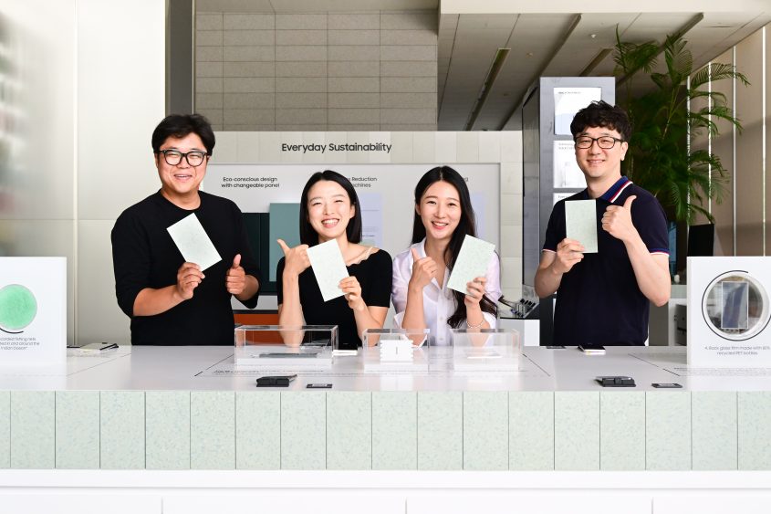 ▲(왼쪽부터) 양경모 삼성전자 순환경제연구소 랩장, ‘EveryONE’ 라운지 전시 기획을 담당한 글로벌브랜드센터 이수림 프로와 박민영 프로, 김범수 순환경제연구소 프로가 순환경제연구소에서 개발한 친환경 소재로 만든 전시 테이블 프레임을 보여주고 있다. ⓒ삼성전자