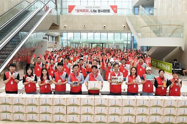 ▲BNK부산은행(은행장 방성빈)은 지난 16일 부산 남구 문현동 본점에서 소외계층을 위한 ‘동백萬開’ 나눔 봉사활동을 실시했다.  ⓒ부산은행