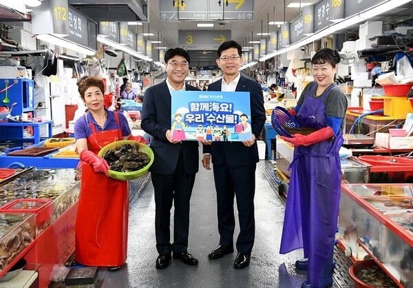 ▲ BNK부산은행 방성빈 은행장은 지난 18일 최근 어려움을 겪고 있는 어촌경제 활성화를 위해 ‘수산물 소비 및 어촌 휴가 장려 챌린지’에 동참했다. ⓒ부산은행