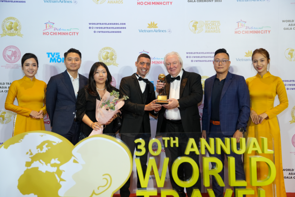 ▲사진 왼쪽 두 번째부터 신라모노그램 다낭 팜 민 안(Mr. Pham Minh Anh) 팀장, 자스민 정(Ms. Jasmine Jeong) 이사, 카림 메지안(Mr. Karim Meziane) 총지배인, 월드 트래블 그룹 그래험 쿡(Mr. Graham Cooke) 대표, 신라모노그램 다낭 히우 팜(Mr. Hieu Pham) 매니저.ⓒ호텔신라