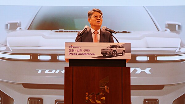 ▲곽재선 KG 모빌리티 회장이 21일 KG타워에서 열린 '미래 발전 전략 기자간담회'에서 발표하고 있다. ⓒKG 모빌리티