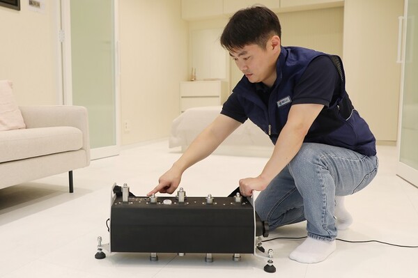 ▲GS건설 관계자가 경기도 용인에 위치한 GS건설 용인기술연구소에서 태핑 머신(Tapping Machine)을 이용해 경량 바닥충격음을 측정하고 있다. ⓒGS건설