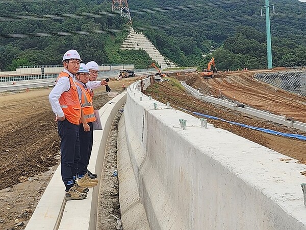 ▲곽수윤 DL건설 대표이사(오른쪽)가 ‘안성구리12공구’ 현장을 방문해 특별 안전점검을 진행하고 있다. ⓒDL건설