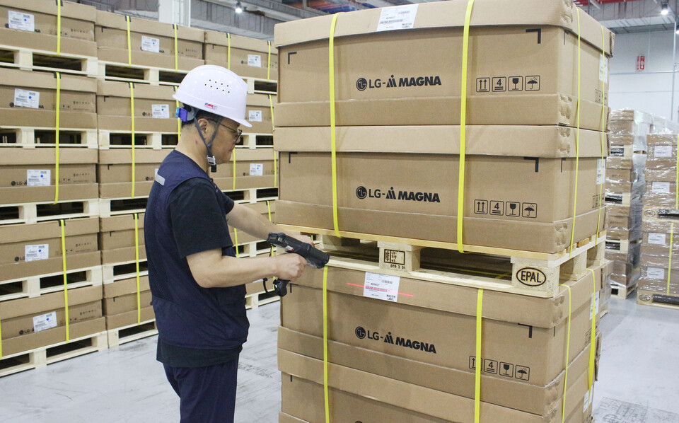 ▲인천 서구에 위치한 LG전자 인천캠퍼스에서 LG마그나이파워트레인 생산라인에서 LG마그나 직원이 전장 부품의 품질 검사를 실시하고 있다. ⓒLG전자