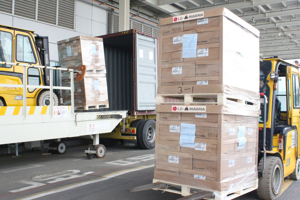 ▲인천 서구에 위치한 LG전자 인천캠퍼스에서 LG마그나 직원이 전장 부품의 상차 작업을 진행하고 있다. LG마그나 일부 생산라인은 추석 연휴기간에도 풀가동된다. ⓒLG전자
