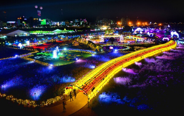 ▲대백제전 프로그램 중 하나인 공주 미르섬 야경. 충남도-문화재단은 예산 181억 원의 내용을 공개, 세종시와 대조를 보이고 있다. ⓒ백제전 포스터