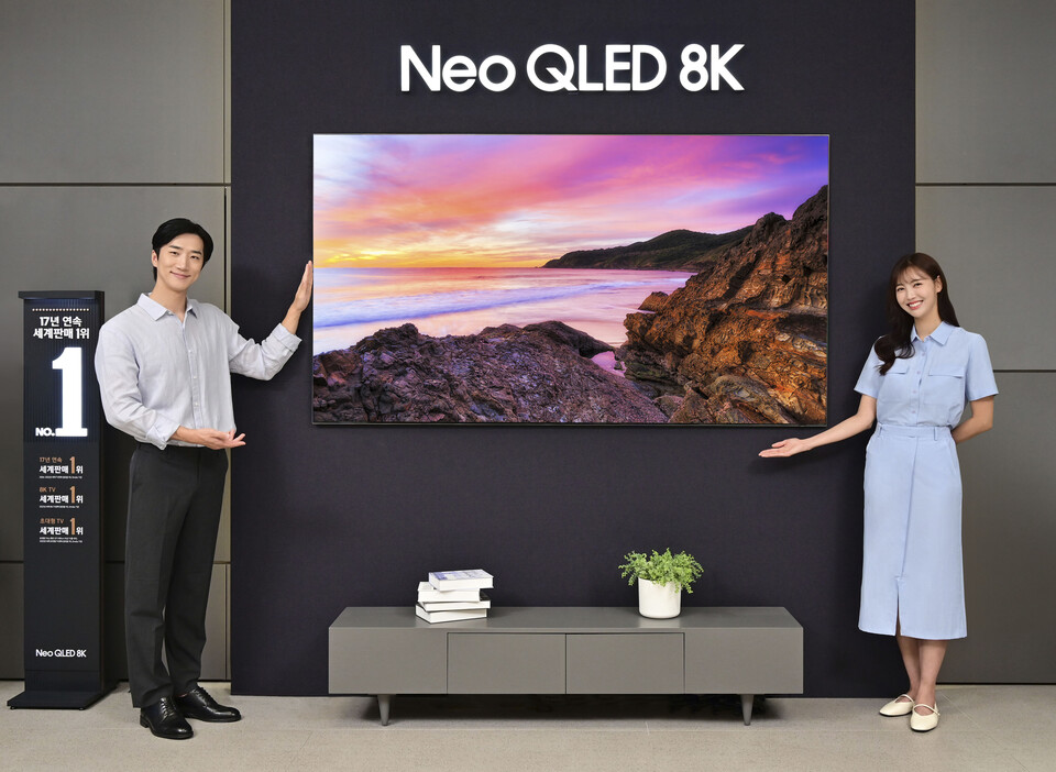 ▲삼성전자 모델이 서울 강남구 대치동에 위치한 삼성스토어 대치점에서 '삼성 TV 슈퍼빅 페스타' 프로모션을 소개하고 있다. ⓒ삼성전자