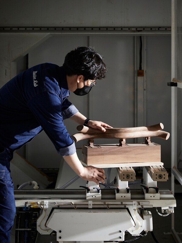 ▲마이스터 랩 장인이 5축 CNC 머신으로 제품을 다듬고 있는 모습. ⓒ현대리바트