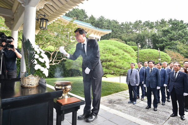 ▲부산시민의 날을 맞아 박형준 부산시장 등 주요 기관장과 단체장 30여 명이 5일 충렬사를 찾아 애국선열에 참배했다. ⓒ부산광역시