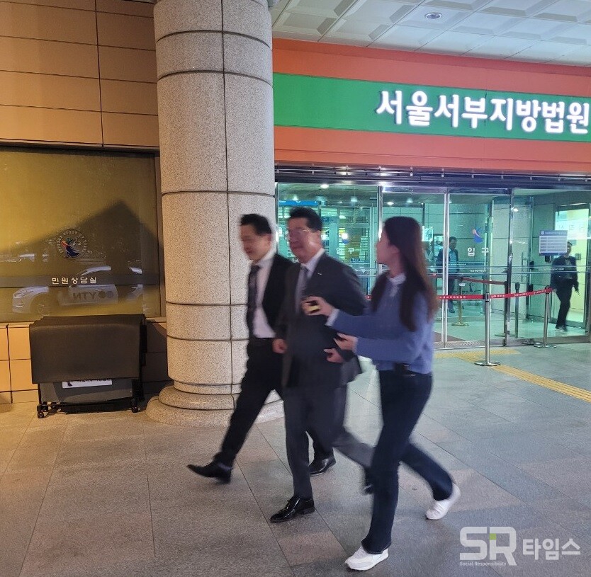 ▲하범종(왼쪽 두번째) LG그룹 경영지원부문장(사장)이 구광모 회장 일가의 상속회복청구소송 증인으로 5일 서울서부지방법원에 출석해 증인신문을 마친 후 귀가하고 있다. ⓒ선호균 기자