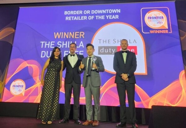 ▲이달 4일 프랑스 칸에서 '2023 DFNI 프론티어 어워즈' 시상식이 열렸다. 신라면세점 신창하 MD팀장(왼쪽에서 세번째)이 '올해의 시내면세점'을 수상한 후 기념사진을 촬영했다. ⓒ신라면세점