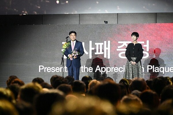 ▲지난 4일 영화의 전당에서 열린 ‘제28회 부산국제영화제’ 개막식에서 부산국제영화제 발전에 기여한 공로를 인정받아 방성빈 BNK부산은행  은행장(사진 왼쪽)이 부산국제영화제로부터 감사패를 받았다. ⓒ부산은행