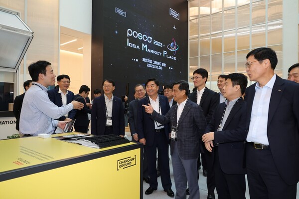 ▲김학동 포스코 부회장이 6일 2023 포스코 아이디어 마켓 플레이스 행사장을 둘러보고 있다. ⓒ포스코