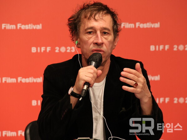 ▲제28회 부산국제영화제 상영작 '더 비스트'의 베르트랑 보넬로 감독이 기자회견에서 답변하고 있다. ⓒ심우진 기자