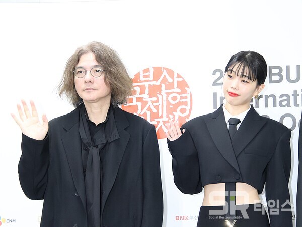 ▲제28회 부산국제영화제 아시아 영화의 창'키리에의 노래' 기자간담회에 참석한 이와이 슌지 감독과 주연을 맡은 아이나 디 앤드 배우. ⓒ심우진 기자