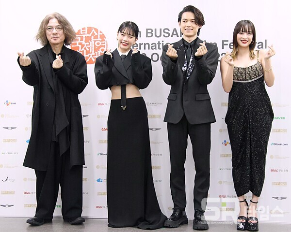 ▲이와이 슌지 감독, 아이나 디 앤드, 마츠모토 호쿠토, 히로세 스즈가 기자간담회에서 포즈를 취하고 있다(사진 왼쪽부텨). ⓒ심우진 기자