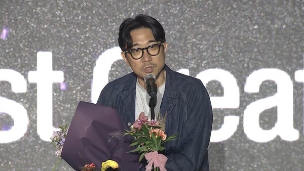 ▲제28회 부산국제영화제 콘텐츠 행사 아시아콘텐츠어워즈&글로벌OTT어워즈에서 수상소감을 전하는 박인제 감독. ⓒ월트디즈니 컴퍼니 코리아 제공