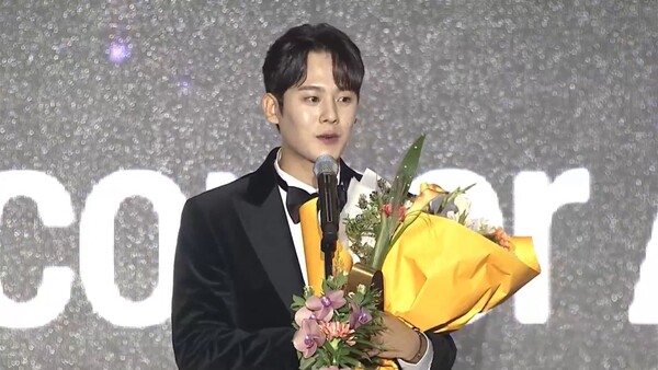 ▲제28회 부산국제영화제 콘텐츠 행사 아시아콘텐츠어워즈&글로벌OTT어워즈에서 수상소감을 전하는 이정하 배우. ⓒ월트디즈니 컴퍼니 코리아 제공