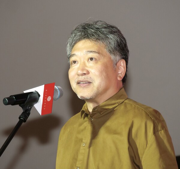 ▲부산 영화의 전당 야외극장에서 7일 열린 '과물' 상영회 무대인사에 참석한 고레에다 히로카즈 감독. ⓒ미디어캐슬