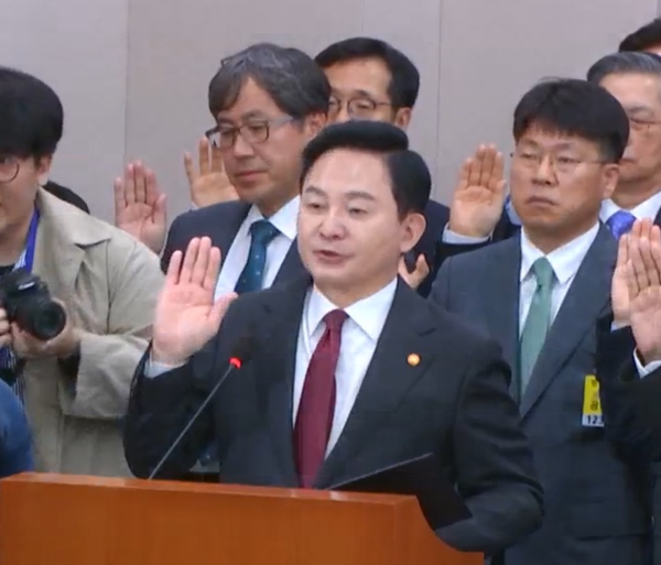 ▲원희룡 국토교통부 장관이 10일 국토교통위원회 국정감사에 참석해 선서하고 있다. ⓒ국회 의사중계