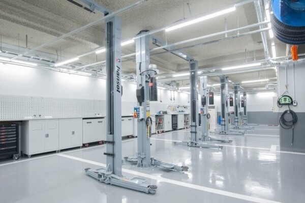 ▲KCC오토그룹  ‘지프·푸조 통합 서초 서비스센터’ 워크베이. ⓒKCC오토그룹