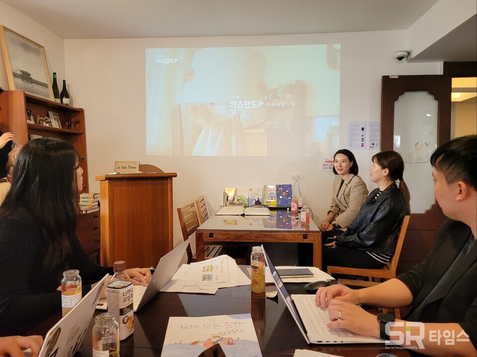 ▲KT 지니TV 키즈랜드 그림책 프로젝트에 참여한 (뒷줄 왼쪽부터) 고객 한미(40)씨와 고아라(36)씨. ⓒ선호균 기자