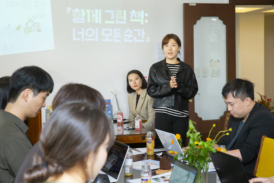 ▲KT 키즈랜드 그림책 프로젝트에 참여한 고아라(36)씨가 소감을 밝히고 있다. ⓒKT