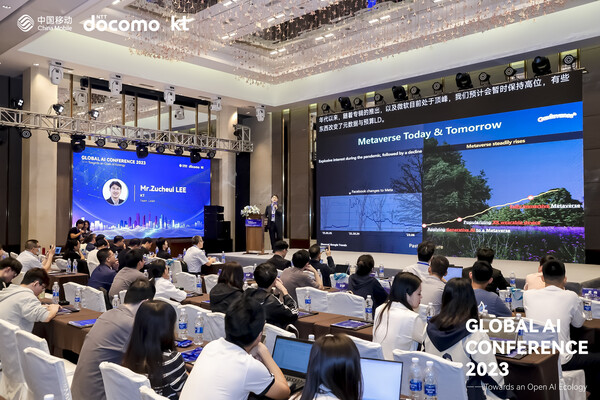 ▲이주철 KT 융합기술원 AI2XL연구소 팀장이 B2C 메타버스 플랫폼 ‘지니버스’에 대해 발표하고 있다. ⓒKT