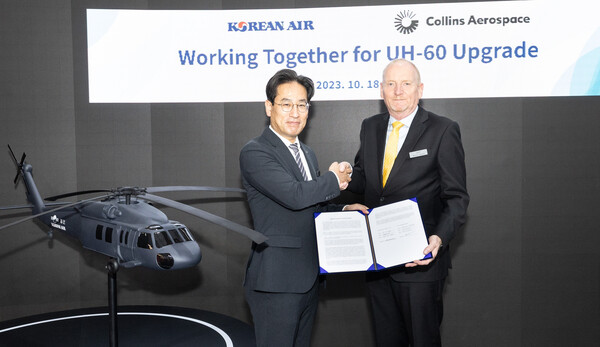 ▲18일 ‘2023 서울 국제항공우주 및 방위산업 전시회(ADEX 2023)’에서 UH-60 헬리콥터 성능개량 개발 협력을 위한 양해각서(MOU) 체결 후 이길호 대한항공 항공우주사업본부 사업개발부 상무(왼쪽)와 마틴 호어 콜린스 에어로스페이스 군용기사업총괄 임원이 기념촬영을 하고 있다. ⓒ대한항공