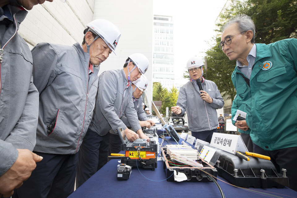 ▲김영섭(오른쪽) KT 대표가 지난 18일 혜화국사에서 실시한 ‘2023년 KT 전사 위기대응 합동 실전 훈련’에 참석해 통신시설 복구상황을 참관하고 있다. ⓒKT