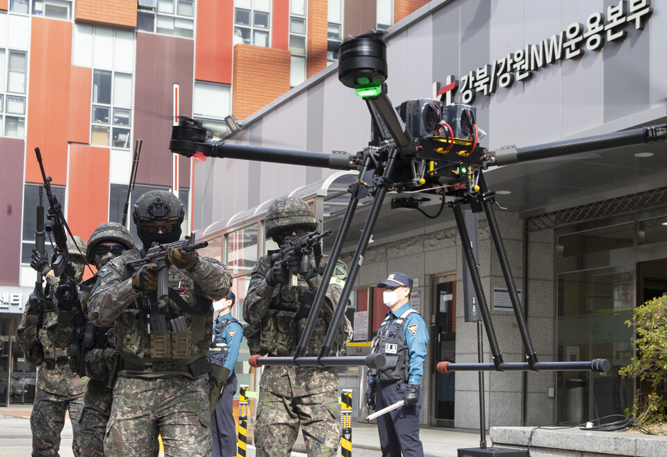 ▲지난 18일 KT 혜화국사에서 실시한 ‘2023년 KT 전사 위기대응 합동 실전 훈련’에 참여한 군·경이 국가 핵심 통신망 시설의 방호태세 점검과 실전 대응 훈련을 진행하고 있다. ⓒKT