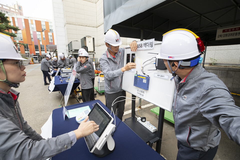 ▲KT 직원들이 지난 18일 혜화국사에서 실시한 ‘2023년 KT 전사 위기대응 합동 실전 훈련’에 참가해 대규모 통신장애 상황에 대응하는 실전 긴급복구 훈련을 진행하고 있다. ⓒKT
