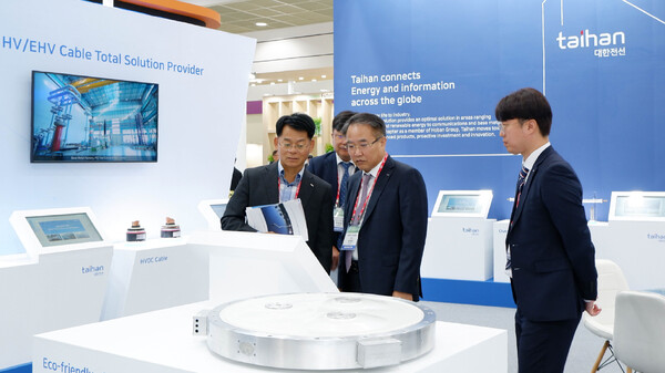▲송종민 대한전선 부회장(오른쪽에서 두번째)이 지난 18일 코엑스에서 열린 ‘SIEF 2023’ 전시회에서 부스를 둘러보고 있다. ⓒ대한전선