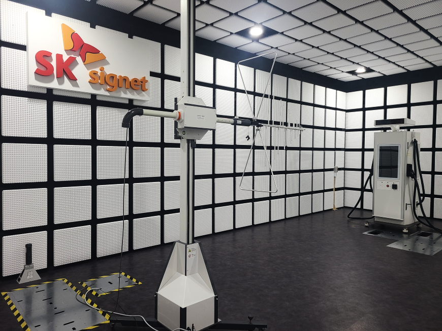 ▲SK시그넷 통합 R&D센터 EMC챔버 제품 테스트 현장. ⓒSK시그넷