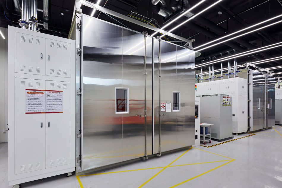 ▲SK시그넷 통합 R&D센터 대형 항온항습챔버. ⓒSK시그넷