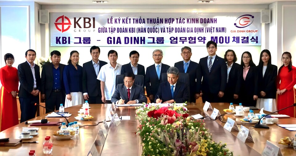 ▲박한상(앞줄 왼쪽 두번째) KBI그룹 부회장이 지난 17일 베트남 호찌민시 자딘그룹 본사에서 응우엔 찌 쭝(Nguyen Chi Trung, 앞줄 왼쪽 첫번째) 자딘그룹 회장과 함께 업무협약서에 서명하고 있다. ⓒKBI그룹