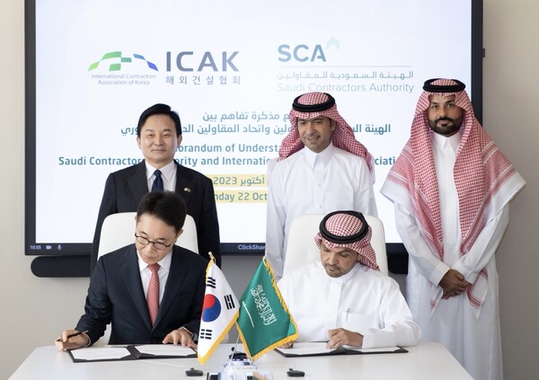 ▲(앞줄 왼쪽부터)박선호 해외건설협회 회장, 알 라슈디 SCA 청장과 (뒷줄 왼쪽부터)원희룡 국토교통부장관, 알-호가일 도시농촌주택부 장관, 알압둘카데르 SCA 이사회 의장이 기념사진을 촬영하고 있다. ⓒ해외건설협회