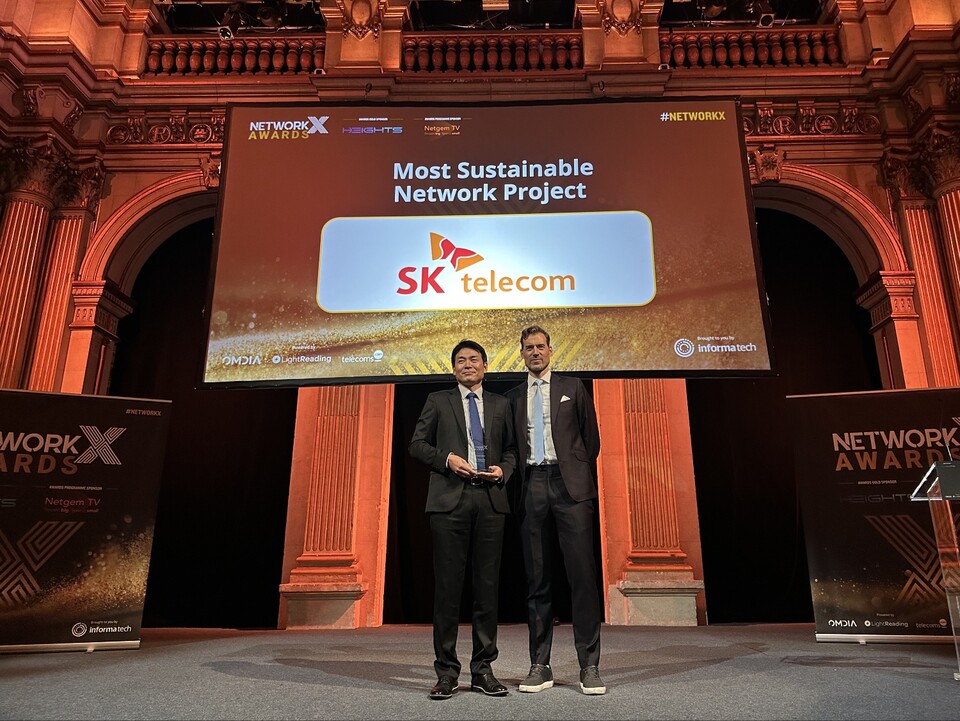 ▲26일 프랑스 파리에서 열린 네트워크 엑스 어워드 현장에서 이상민(왼쪽) SKT 액세스개발팀장이 수상하고 있다. ⓒSK텔레콤
