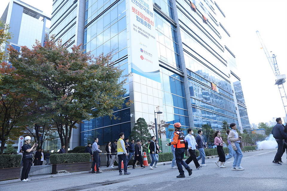▲27일 진행한 민관합동소방훈련에 참여한 롯데정보통신 임직원들이 대피훈련을 하고 있다. ⓒ롯데정보통신