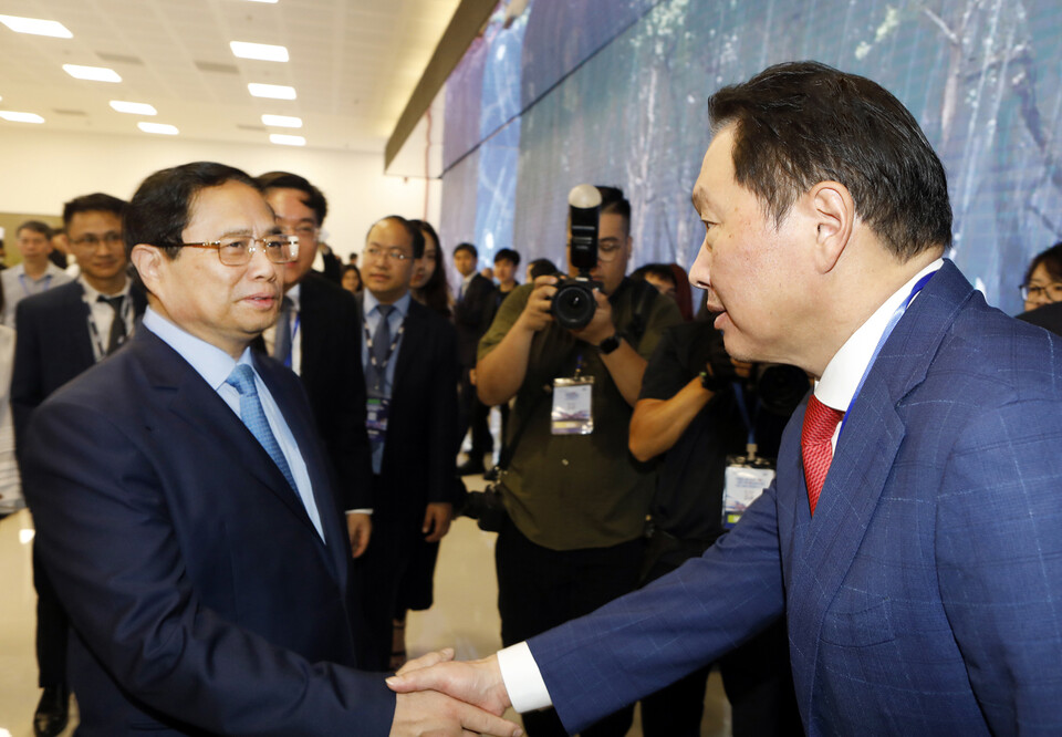 ▲최태원(오른쪽) SK 회장과 팜민찐 베트남 총리가 28일 국가혁신센터에서 만나 악수하고 있다. ⓒSK