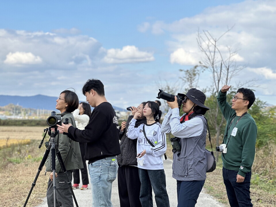 ▲지난 27일 충북 음성군 풀무원 생면 공장 인근에서 진행된 ‘생물다양성 탐사’에 참가한 풀무원 임직원들이 생물다양성 탐사 활동에 참여하고 있다. ⓒ풀무원