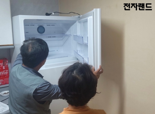 ▲전자랜드가 부산 진구 화재 피해 가정에 가전제품을 지원했다. ⓒ전자랜드