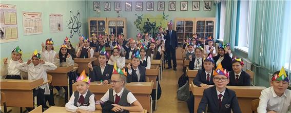 ▲지난 24일~28일 러시아 연방 따따르스탄공화국 수도 카잔171학교 학생들이 K종이접기로 왕관을 만들어 쓰고 단체사진을 찍은 모습.ⓒ러시아 카잔연방대학교 한국학연구소