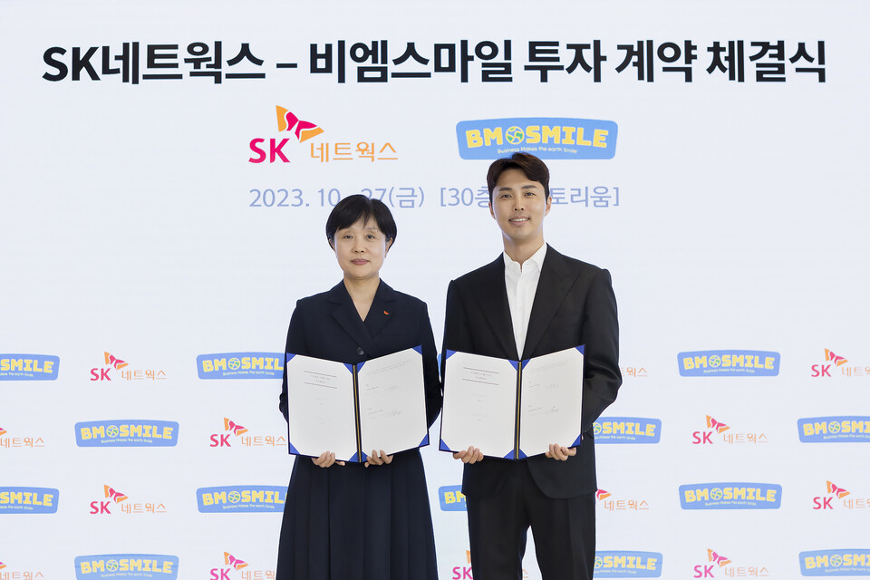▲SK네트웍스는 국내 대표 펫 케어 업계 리딩 기업인 비엠스마일에 280억원을 투자해 지분 10%를 확보하고 기념 행사를 열었다. 지난 27일 SK네트웍스 삼일빌딩 사옥 행사 현장에서 류성희(왼쪽) SK네트웍스 지속경영본부장과 박봉수 비엠스타일 대표. ⓒSK네트웍스