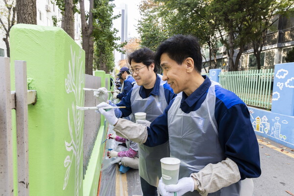 ▲지난 30일 인천시 부평구에 위치한 청천 2동 어린이집 일대 벽화 그리기 활동에 GM 임직원들이 참여하고 있다. ⓒ한국지엠