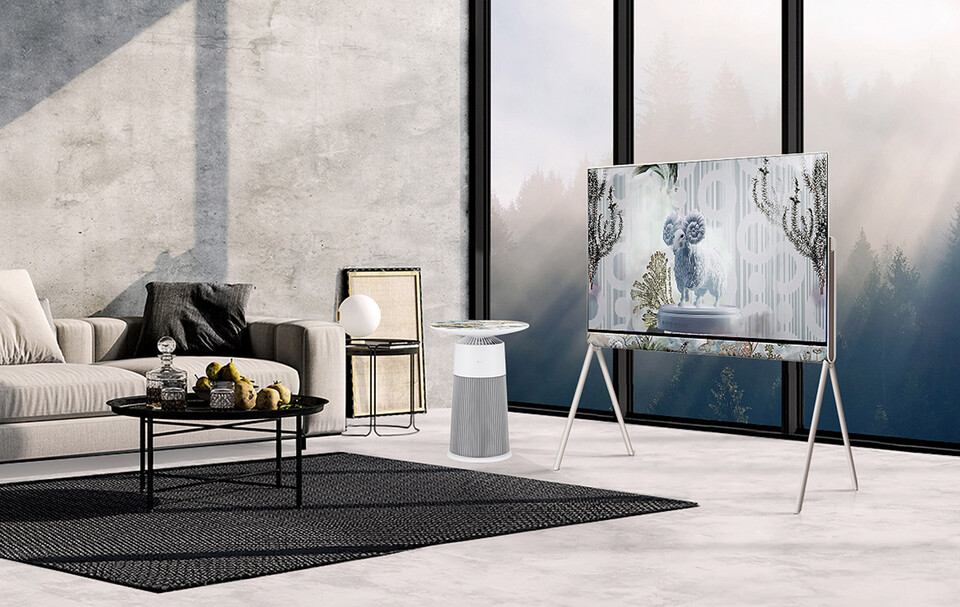 ▲(왼쪽부터) 다양한 동물들이 아름답게 표현된 모오이의 대표 디자인을 적용한 테이블형 공기청정기 ‘에어로퍼니처’와 라이프스타일 올레드 TV ‘포제’. ⓒLG전자