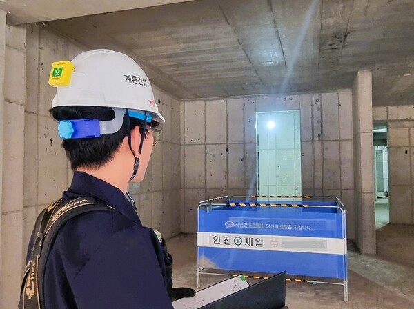 ▲계룡건설 현장 직원 안전모에 안전경보장치 송신기(노란색)가 부착돼있다. ⓒ계룡건설
